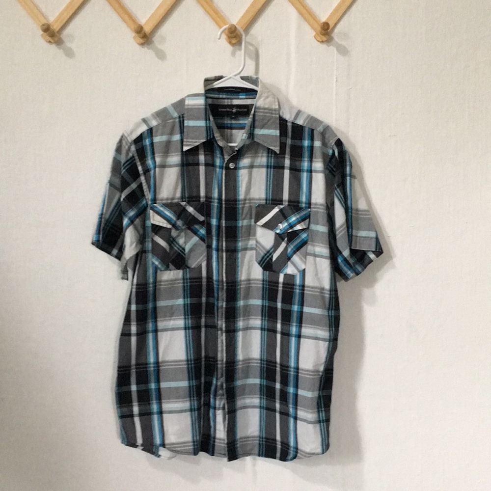 Men’s Collared button-down plaid shirt